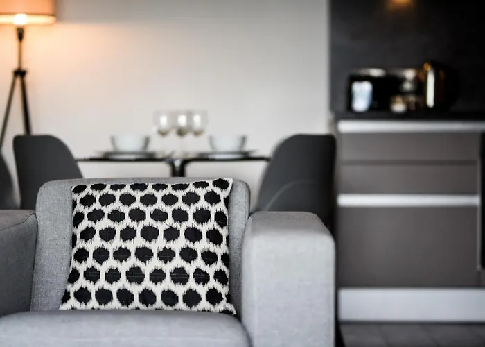 Onpoint Apartments - Spacious 2 Bedroom Apt - City Centre With Balcony