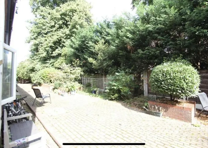 Modern Cosy 1 Bed Near City Centre~Double Bed~Parking